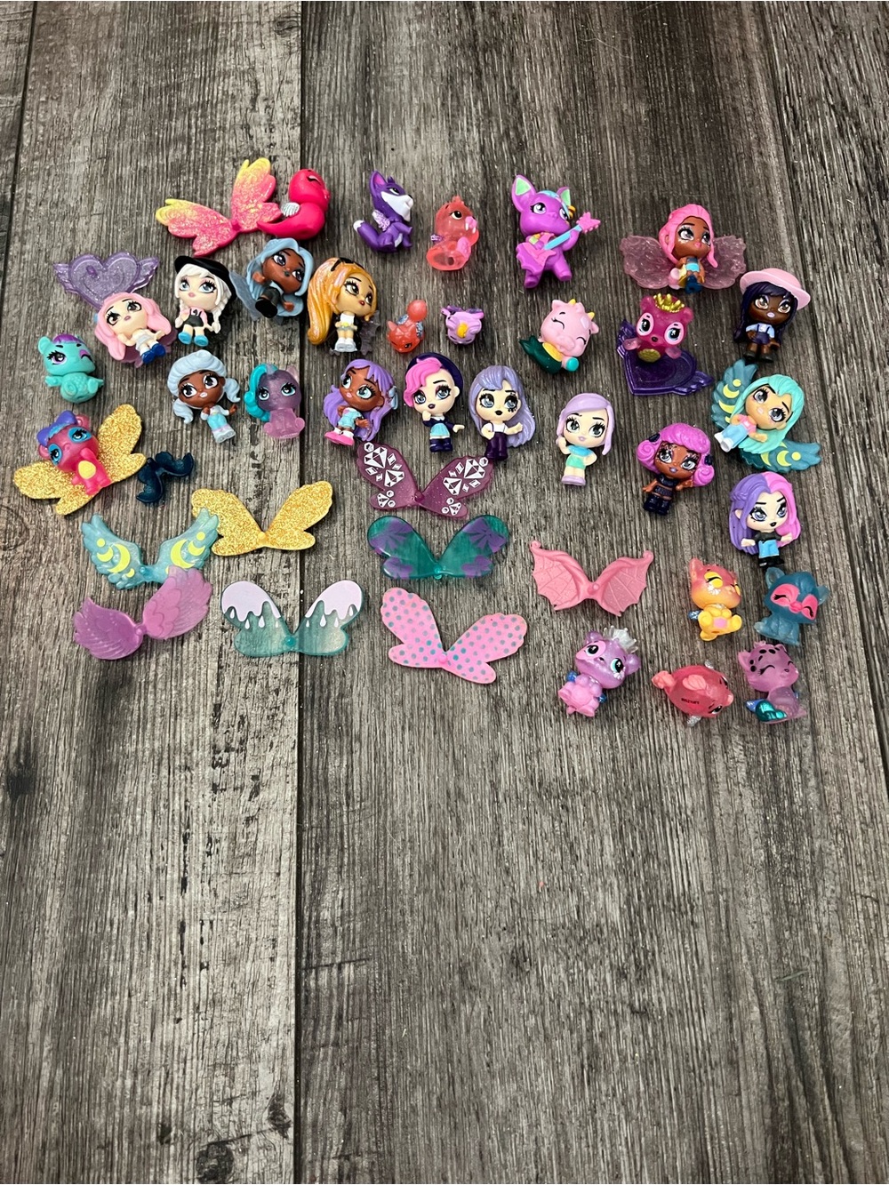 14 fairies, 16 animals, 2stands, 23wings Hatchimals